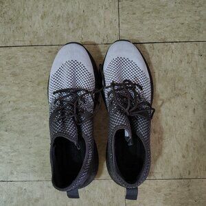 Lightweight running sneakers